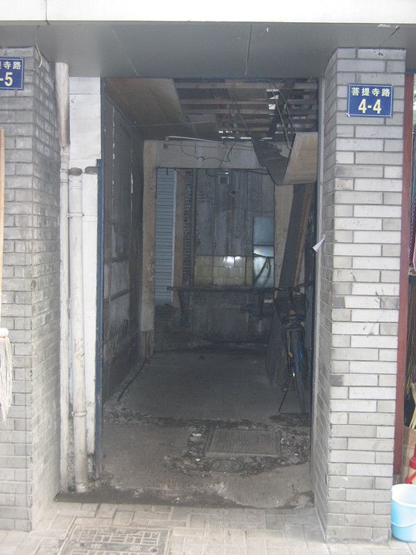 何柱国旧居边门_副本.jpg