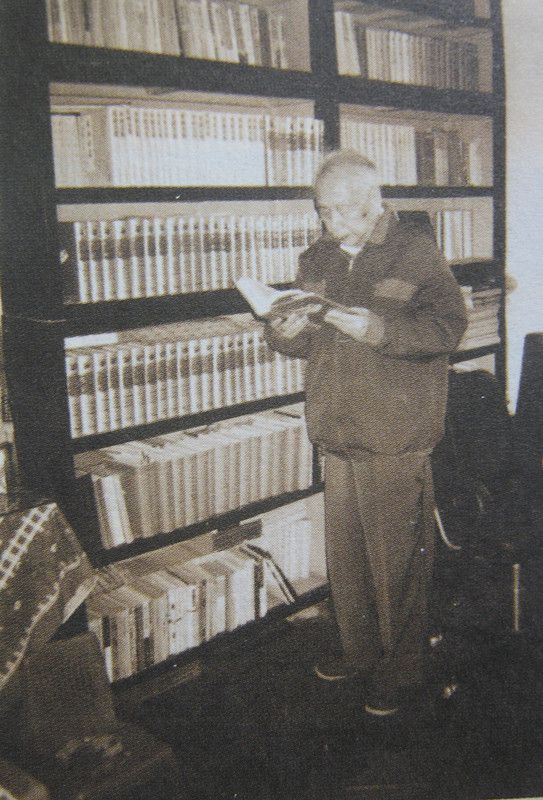 黄源在葛岭13号书房看书。_副本.jpg 黄源在葛岭13号书房看书。_副本.jpg