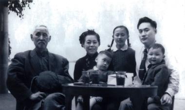 1960年夏,徐青甫(左一)与从上海回杭州度假的儿孙在西湖边喝茶.jpg 1960年夏,徐青甫(左一)与从上海回杭州度假的儿孙在西湖边喝茶.jpg