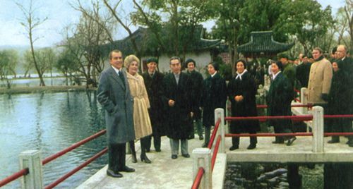尼克松一行在刘庄.jpg 尼克松一行在刘庄.jpg