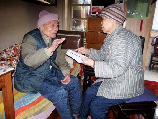 杨雨宽正在为高谋三读稿.jpg 杨雨宽正在为高谋三读稿.jpg