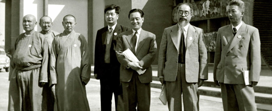五十年代的赵朴初(右三)与巨赞法师(左三)等人在一起.jpg 五十年代的赵朴初(右三)与巨赞法师(左三)等人在一起.jpg