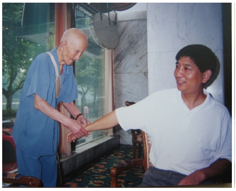 采访期间,陈天申曾为笔者把脉.jpg 采访期间,陈天申曾为笔者把脉.jpg