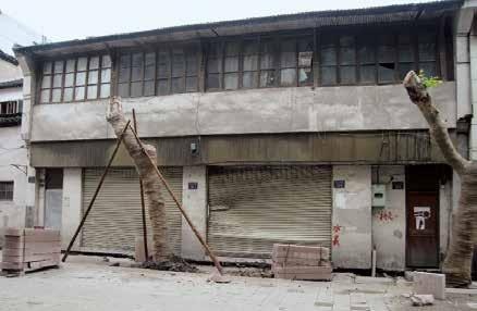 这座四开间的德庆堂,从左至右依次为新华橡胶店旧址、源昌橡胶店旧址、新兴太橡胶店旧址、国联文具店旧址。.jpg 这座四开间的德庆堂,从左至右依次为新华橡胶店旧址、源昌橡胶店旧址、新兴太橡胶店旧址、国联文具店旧址。.jpg