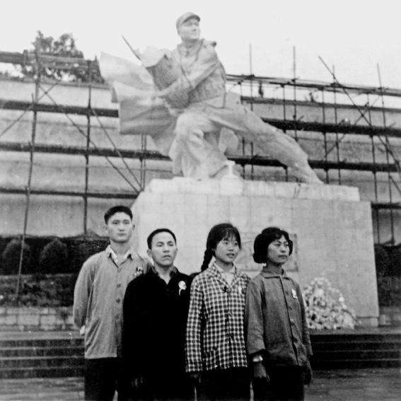 在蔡永祥烈士像前合影.jpg 在蔡永祥烈士像前合影.jpg