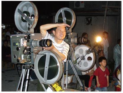 杨志平正在放映露天电影.jpg 杨志平正在放映露天电影.jpg