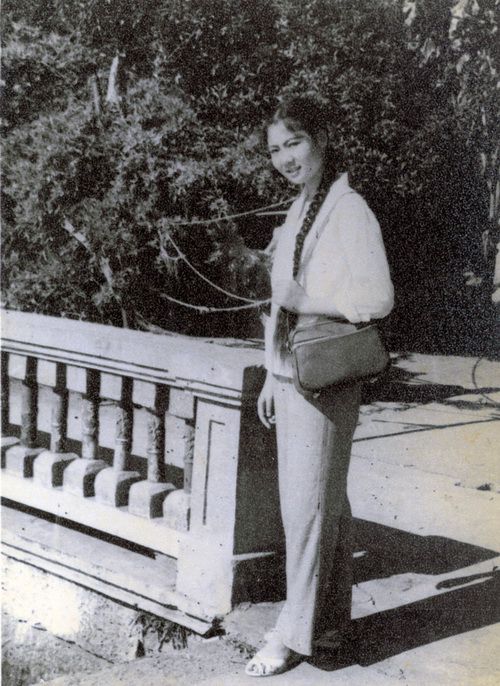 图1:罗蔚玲在沈塘路宅院(1970年代).jpg 图1:罗蔚玲在沈塘路宅院(1970年代).jpg