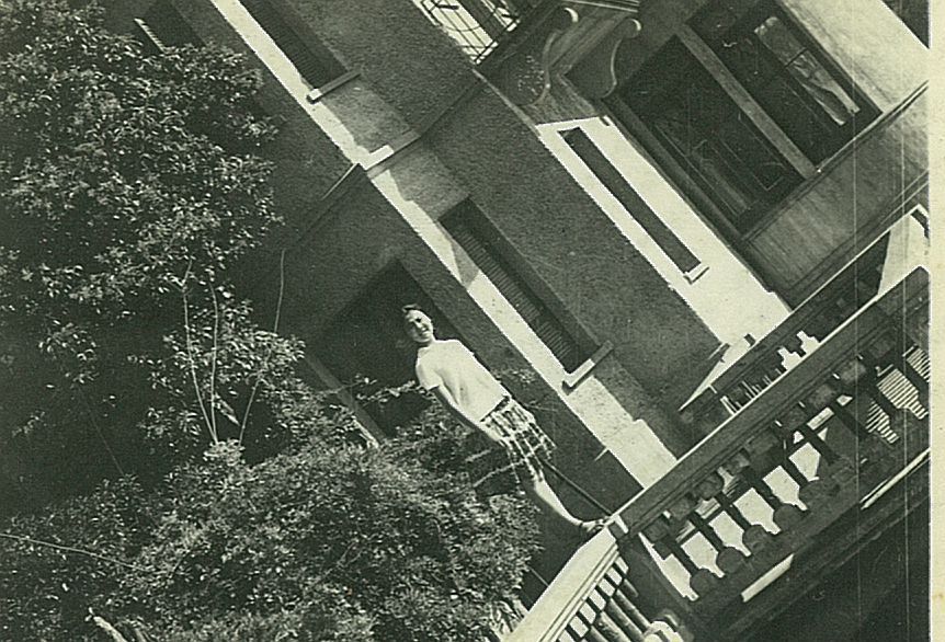 图3:罗蔚玲在老屋前(70年代).jpg 图3:罗蔚玲在老屋前(70年代).jpg