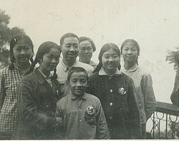 图2:罗家文革时二排右一蔚玲二排右三父亲后排母亲70年代.jpg 图2:罗家文革时二排右一蔚玲二排右三父亲后排母亲70年代.jpg