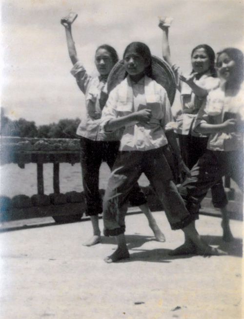图4:表演革命样板戏(右2罗蔚玲)1970年代.jpg 图4:表演革命样板戏(右2罗蔚玲)1970年代.jpg