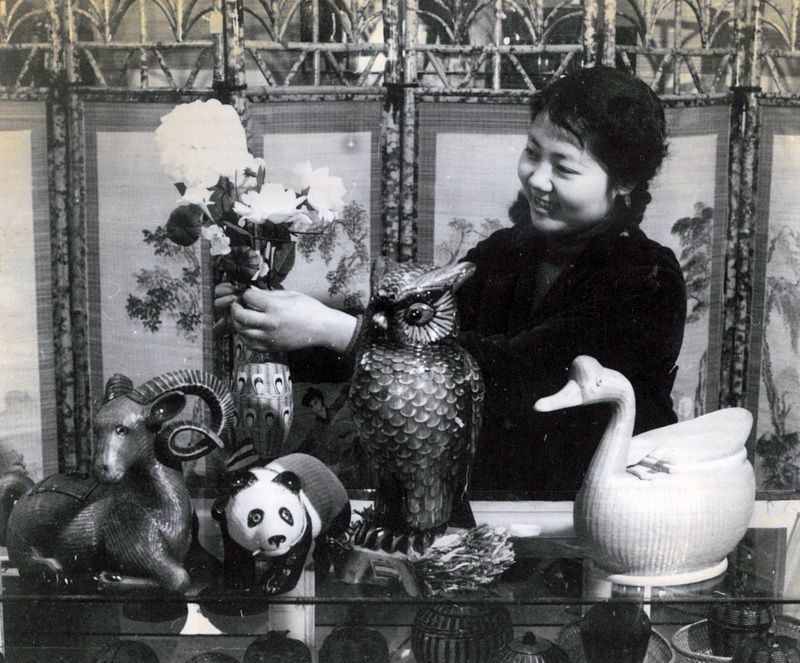 图9:罗蔚玲在工艺美术服务部(1970年代后期).jpg 图9:罗蔚玲在工艺美术服务部(1970年代后期).jpg