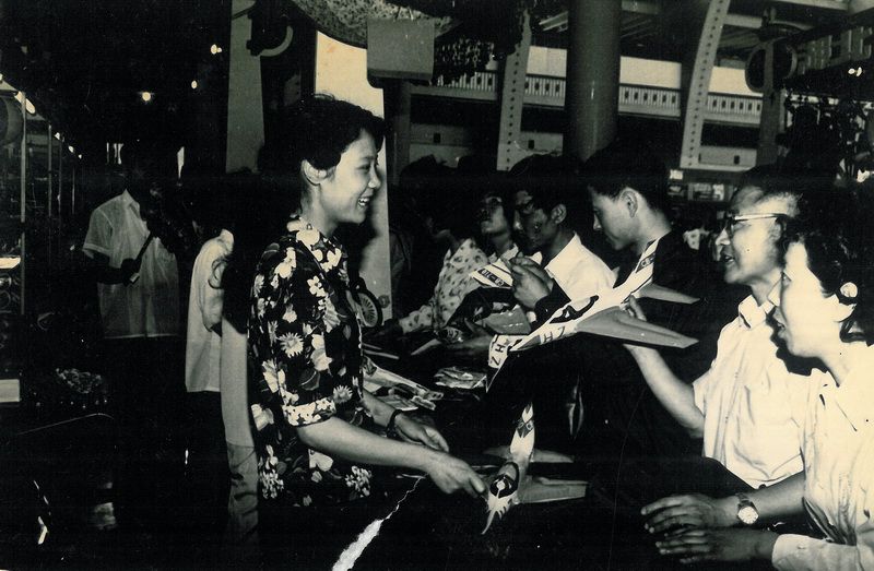 图8:罗蔚玲在工艺美术服务部80年代.jpg 图8:罗蔚玲在工艺美术服务部80年代.jpg