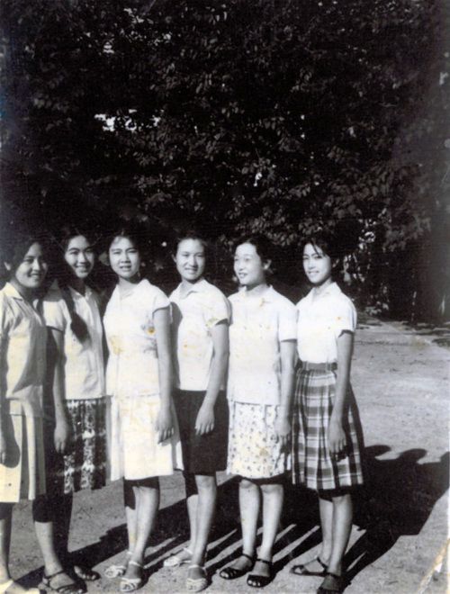 图5:罗蔚玲与中学同学(1970年代).jpg 图5:罗蔚玲与中学同学(1970年代).jpg