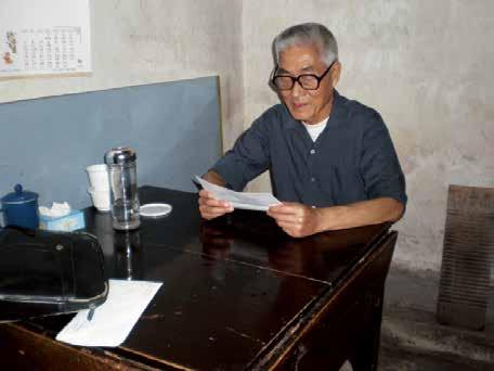 周宝琳先生正在阅看《问经堂书局》一稿.jpg 周宝琳先生正在阅看《问经堂书局》一稿.jpg