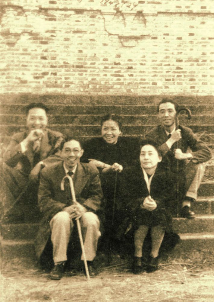1946年茅盾(前左)和友人游宝石山.jpg 1946年茅盾(前左)和友人游宝石山.jpg