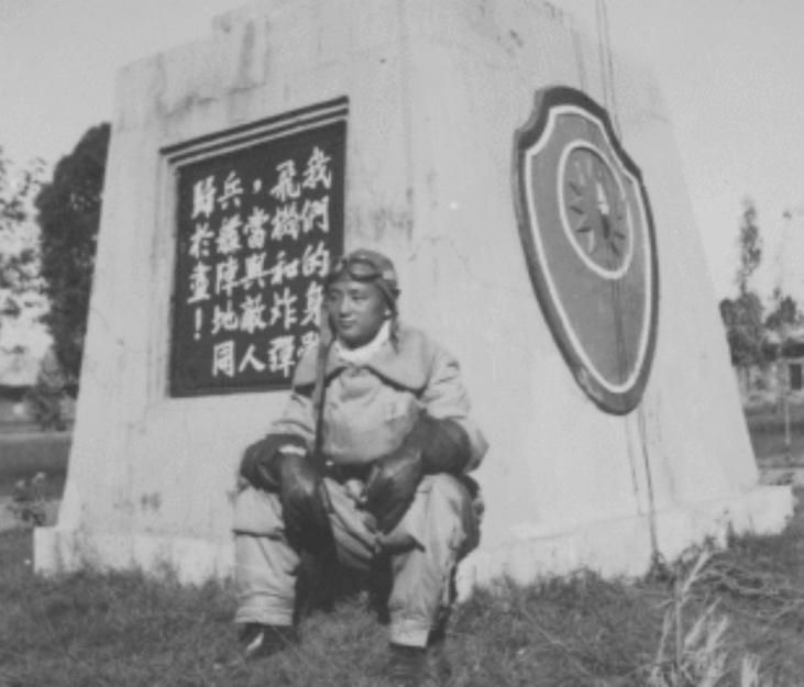 学员在精神标语前留念.jpg 学员在精神标语前留念.jpg
