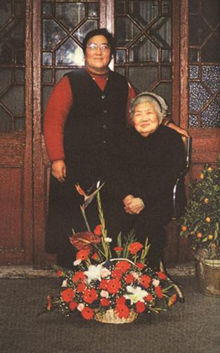 裘笑梅(右一).jpg 裘笑梅(右一).jpg