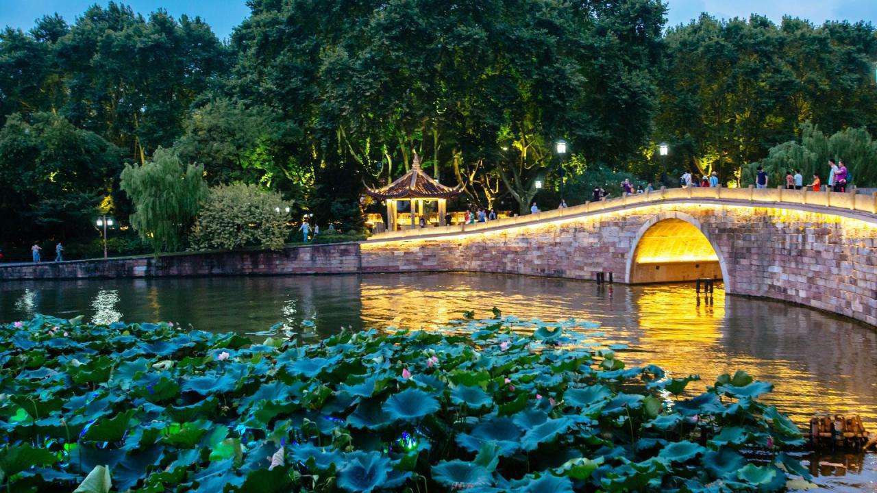 西湖断桥.jpg 西湖断桥.jpg