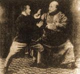 杨澄甫(右)正在辅导黄元秀太极拳.jpg 杨澄甫(右)正在辅导黄元秀太极拳.jpg