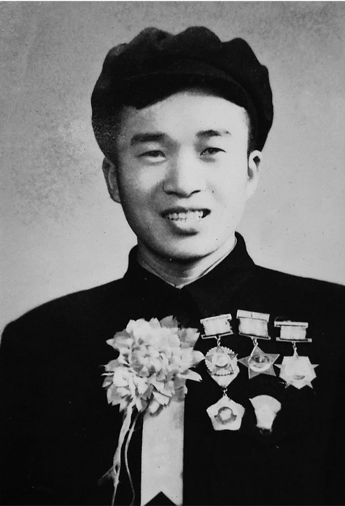 孙竞成被评为劳模时的照片.jpg 孙竞成被评为劳模时的照片.jpg