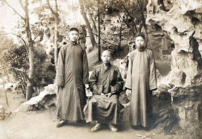 1918年8月,李叔同(中)与丰子恺(右)合影。.jpg 1918年8月,李叔同(中)与丰子恺(右)合影。.jpg