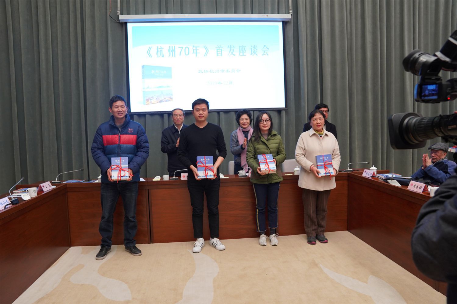 赠书仪式3.jpg 赠书仪式3.jpg