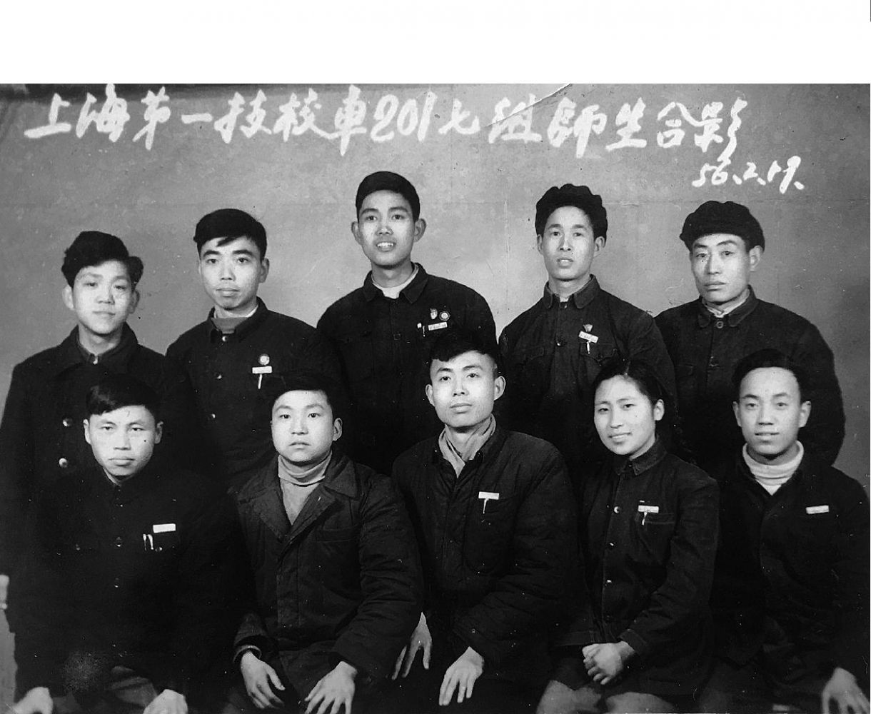 赵大隆(后排左二)在上海第一机器技工学校与同学的合影.jpg 赵大隆(后排左二)在上海第一机器技工学校与同学的合影.jpg
