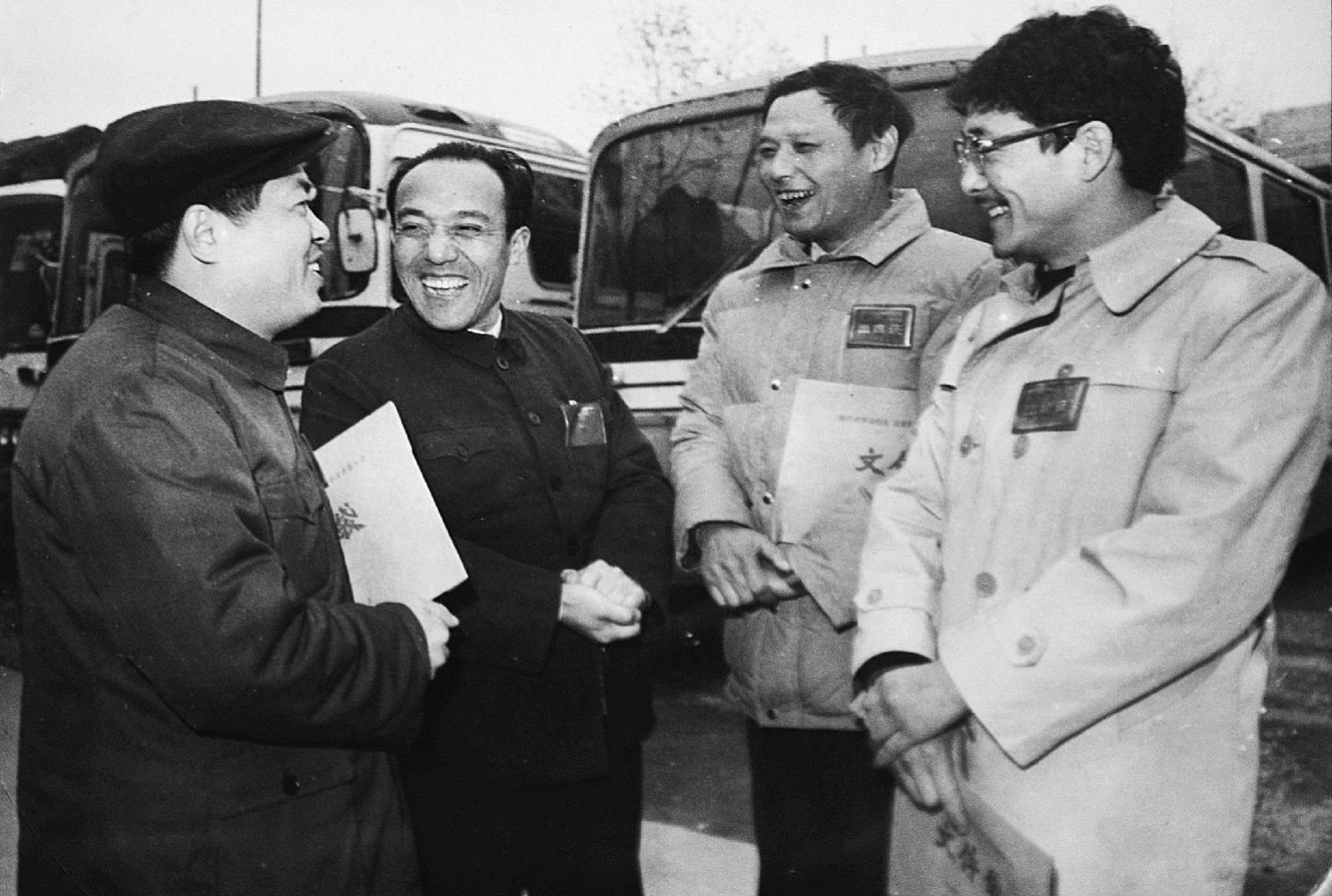 1985年陈亚璜(左一)获全国“五一劳动奖章”后的合影.jpg 1985年陈亚璜(左一)获全国“五一劳动奖章”后的合影.jpg