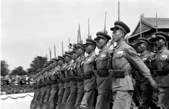 1950年国庆阅兵,身穿50式军服的步兵部队接受检阅。.jpg 1950年国庆阅兵,身穿50式军服的步兵部队接受检阅。.jpg
