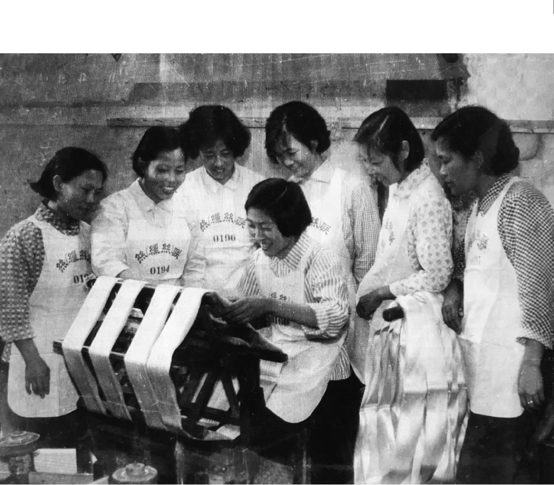 吴国梅(中)教杭丝联女工编丝.jpg 吴国梅(中)教杭丝联女工编丝.jpg