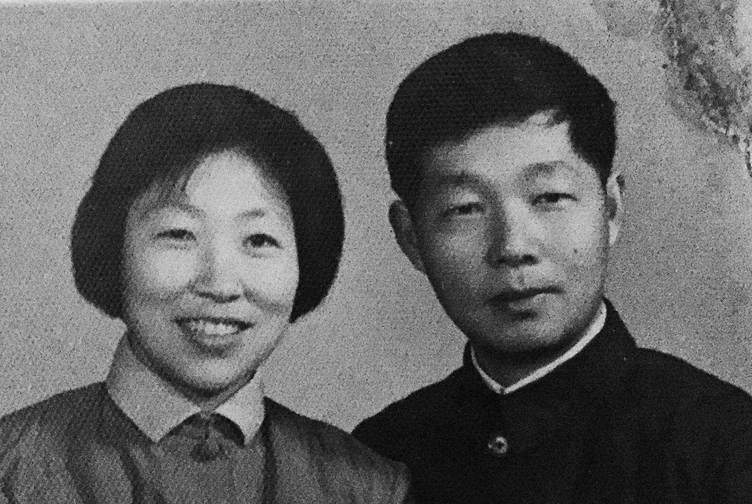 吴国梅与丈夫结婚照.jpg 吴国梅与丈夫结婚照.jpg