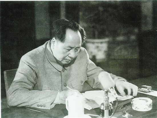 1954年初,毛泽东在杭州审改《中华人民共和国宪法(草案)》初稿。.jpg 1954年初,毛泽东在杭州审改《中华人民共和国宪法(草案)》初稿。.jpg