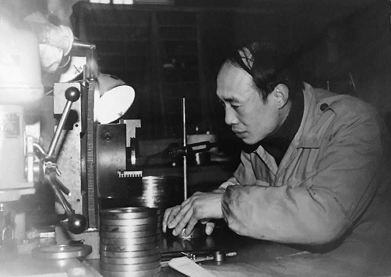 郑定跃在加工零件.jpg 郑定跃在加工零件.jpg