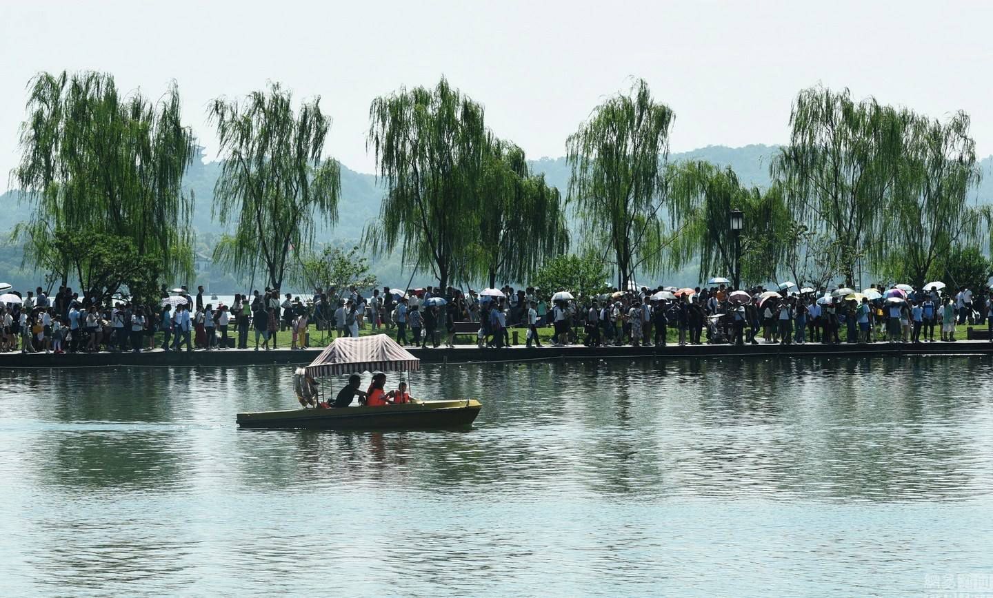 西湖景区游人如梭.jpg 西湖景区游人如梭.jpg