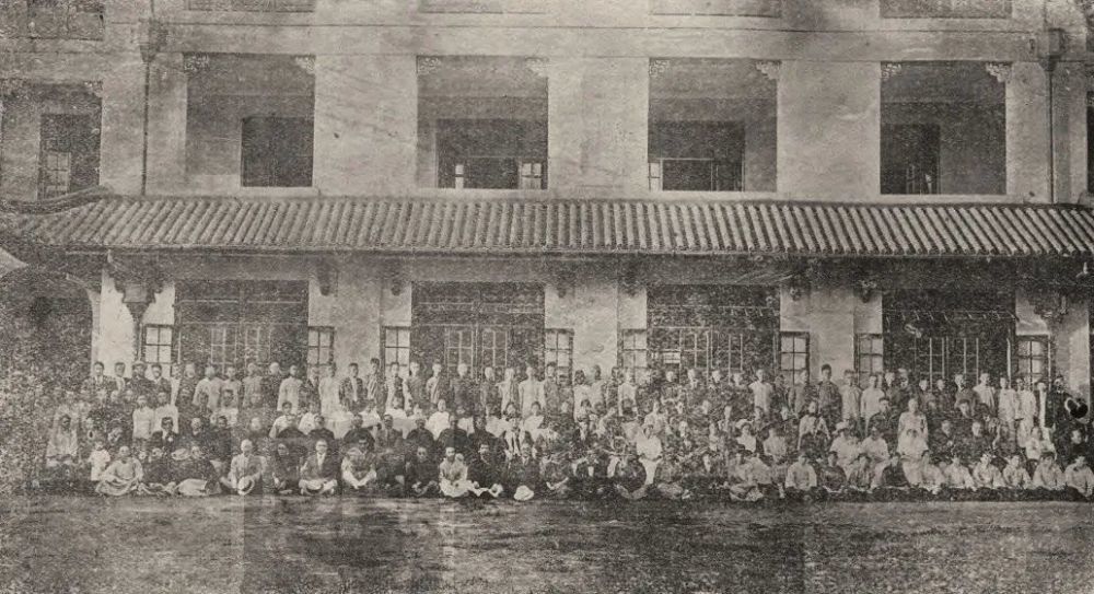 广济医校新校区于1924年10月落成时的大合影,西洋教授、中国学生齐聚一堂,众多医学人才也在此培养和成长。.jpg 广济医校新校区于1924年10月落成时的大合影,西洋教授、中国学生齐聚一堂,众多医学人才也在此培养和成长。.jpg