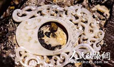 海昏侯墓东室发掘出土一枚韘形佩 海昏侯墓东室发掘出土一枚韘形佩